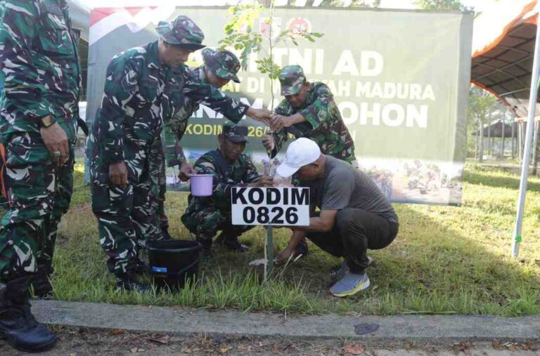 Bakti Tni Ad Untuk Rakyat Di Pamekasan, Dari Bersih Lingkungan Hingga Menanam Harapan