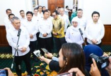 Pelindo Siap Dukung Pengembangan Jalur Penyeberangan Celukan Bawang–Jangkar, Alternatif Kurangi Kepadatan Ketapang–Gilimanuk Menteri Perhubungan RI Dudy Purwagandhi, Gubernur Jawa Timur Khofifah Indar Parawansa, dan Direktur Utama Pelindo Achmad Muchtasyar bahas rencana pengembangan lintas alternatif penyeberangan Jawa-Bali di Gedung Negara Grahadi