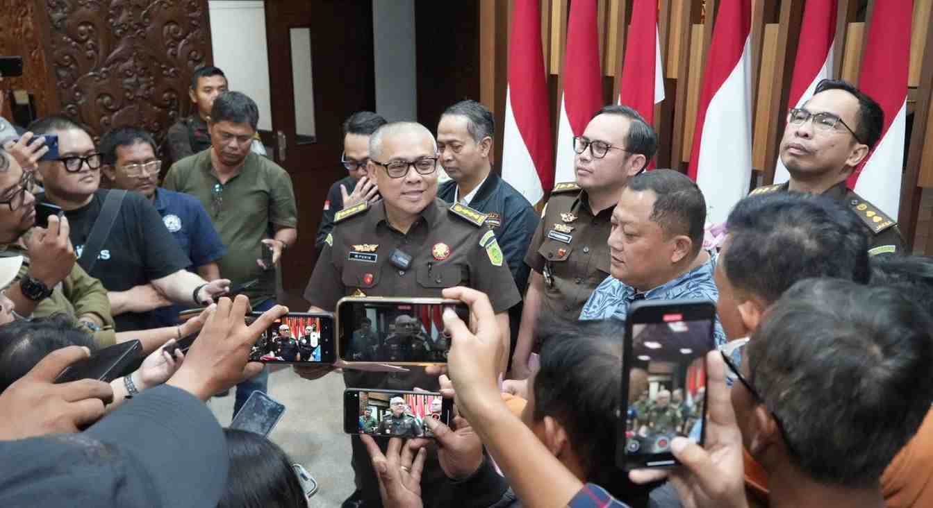 Kajati Jatim Beri Keterangan Pers