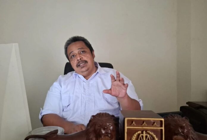 kasi-intel-kejari-sumenep-endro-riski-sidang-tuntutan-korupsi-bsps-2026 Kasi Intel Kejari Sumenep Endro Riski Erlazuardi memberikan keterangan terkait sidang tuntutan kasus dugaan korupsi BSPS Kabupaten Sumenep Tahun Anggaran 2024.