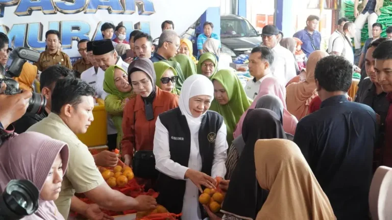 Pasar Murah Pemprov Jatim Di Camplong Sampang Tembus Rp60,6 Juta, Ratusan Sak Beras Sphp Diserbu Warga