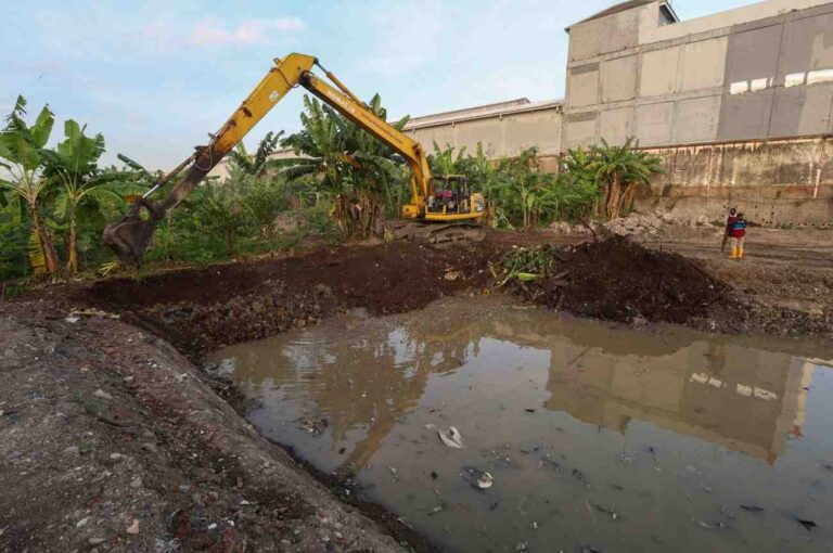 Excavator Mulai Bekerja, Pemkot Surabaya Percepat Pembangunan Mini Bozem Di Margomulyo