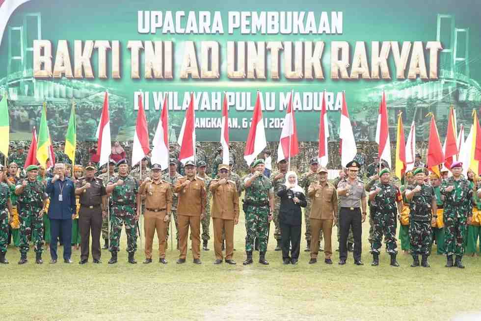 Madura Jadi Fokus Percepatan Pembangunan, Karya Bakti Tni Ad Siapkan Puluhan Proyek Strategis 1 Gubernur Jawa Timur Khofifah Indar Parawansa Bersama Pangdam V/Brawijaya Mayjen Tni Rudi Saladin Dan Unsur Forkopimda Mengikuti Upacara Pembukaan Bakti Tni Ad Untuk Rakyat Di Wilayah Pulau Madura Tahun 2026 Di Bangkalan.