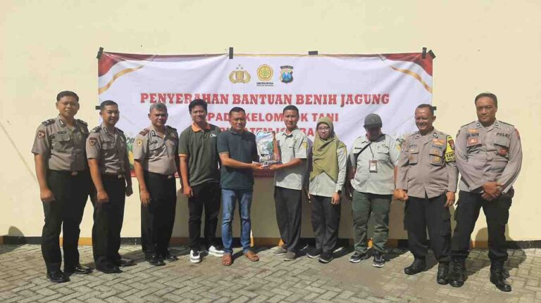 Polres Jombang Salurkan 6.870 Kg Benih Jagung Kementan Kepada 11 Kelompok Tani Di Diwek
