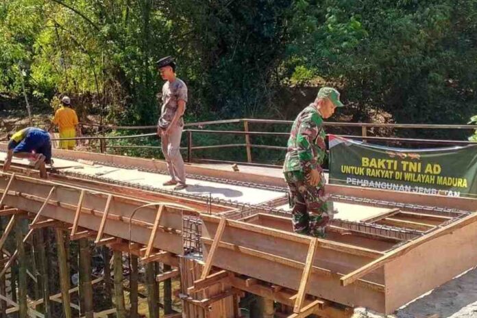 sertu miskun Babinsa Koramil Palengaan Turun Tangan, Pembangunan Jembatan Garuda Pamekasan di Desa Akkor Dikebut