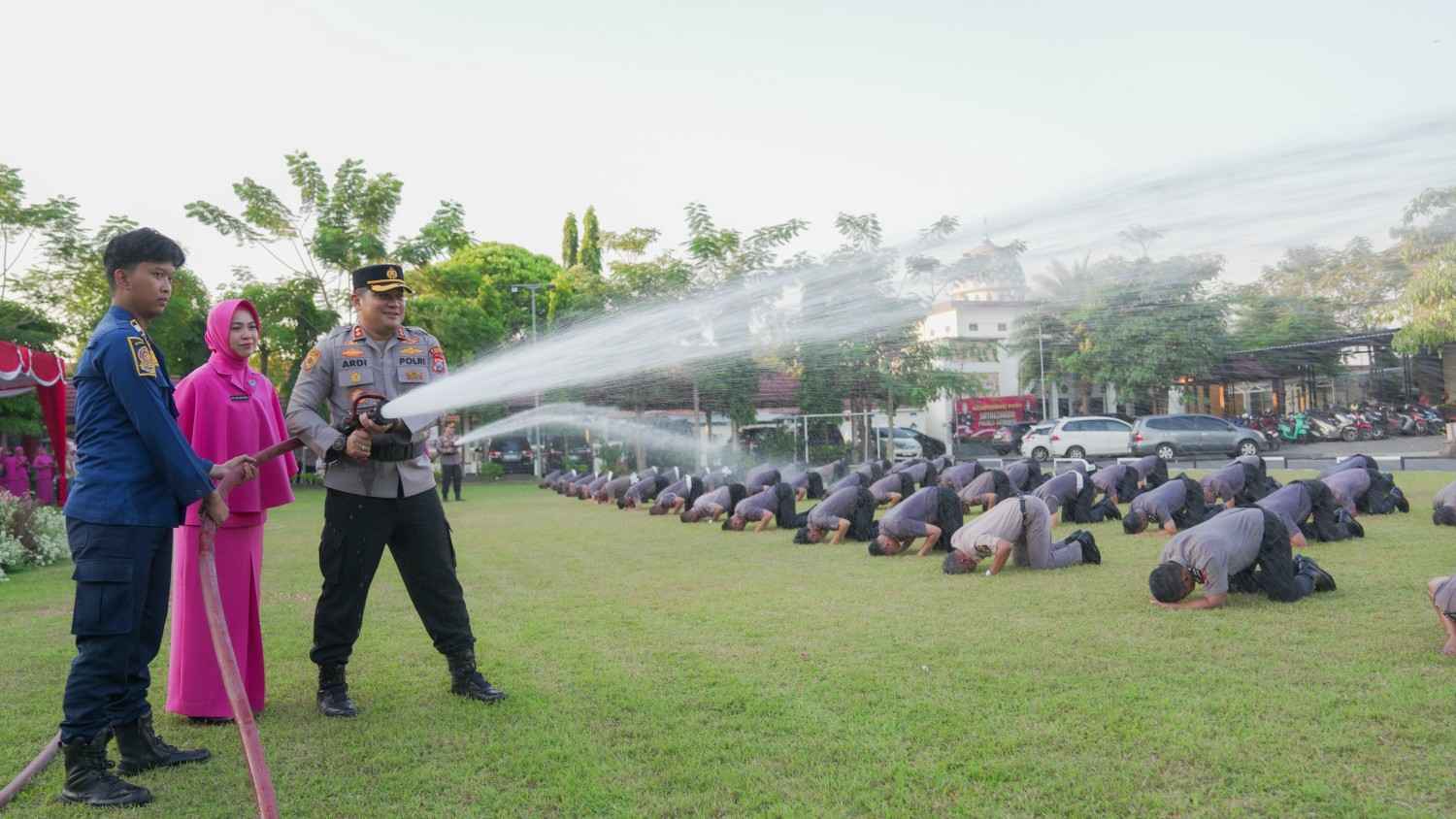 Di Balik Tanda Pangkat Baru, Tersimpan Amanah Pengabdian: Kapolres Jombang Ingatkan 86 Personel Tingkatkan Profesionalisme 1 Tradisi Siraman Air Kembang Mewarnai Rangkaian Upacara Kenaikan Pangkat Personel Polres Jombang Periode Tmt 1 Juli 2026. Prosesi Tersebut Menjadi Simbol Rasa Syukur, Penyucian Diri, Sekaligus Pengingat Bahwa Setiap Amanah Baru Harus Dijalankan Dengan Penuh Integritas, Tanggung Jawab, Dan Semangat Pengabdian Kepada Masyarakat.