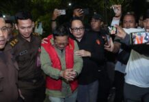 Uang PD TS Kebun Binatang Surabaya Diduga Bocor Rp10,2 Miliar, Mantan Dirut Ditahan Kejati Jatim Mantan Direktur Utama PD TS KBS berinisial CA digiring menuju tahanan setelah ditetapkan sebagai tersangka dugaan korupsi pengelolaan keuangan PD TS KBS oleh Kejati Jatim.