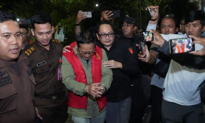 Mantan Direktur Utama PD TS KBS berinisial CA digiring menuju tahanan setelah ditetapkan sebagai tersangka dugaan korupsi pengelolaan keuangan PD TS KBS oleh Kejati Jatim.