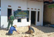 Babinsa Koramil 0826-10 Waru Bantu Renovasi Rumah Warga di Ragang, Pamekasan