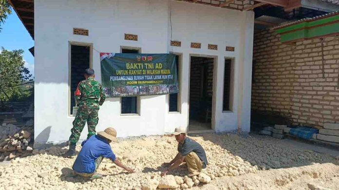 Babinsa Koramil waru bantu renovasi rumah