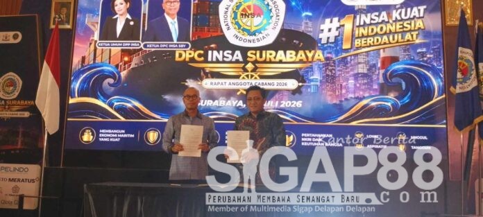 DABN-mou-Insa-surabaya Direktur Utama PT DABN Andri Irawan dan Ketua DPC INSA Surabaya Stevens Handry Lesawengen usai menandatangani MoU pengembangan Pelabuhan Probolinggo di Surabaya.