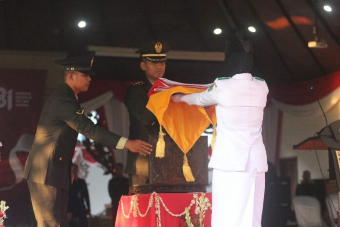 Dandim Pamekasan Agus Wibowo memimpin upacara penurunan bendera HUT ke-81 RI