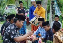 Di Tengah Kesibukan, Hamrawi Memilih Tetap Hadir untuk Warga Rombiya Timur, Sumenep Hamrawi bersama warga Rombiya Timur Sumenep