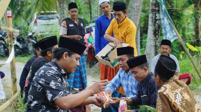 Hamrawi bersama warga Rombiya Timur Sumenep