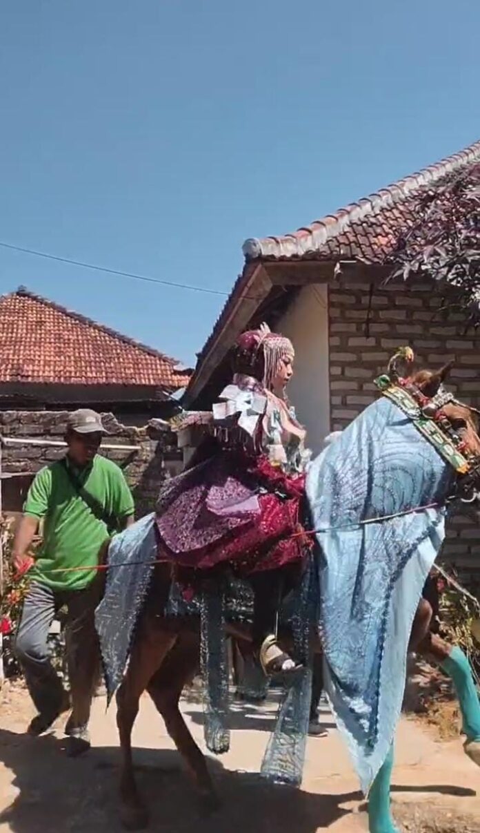 Tradisi Jharan Kencak mengarak anak khatam Al-Qur'an di Desa Karduluk, Pragaan, Kabupaten Sumenep.