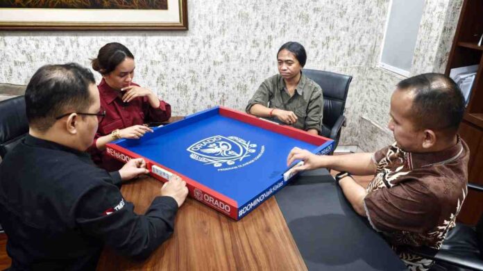 Jurnalis Surabaya Adu Strategi di Turnamen Domino Piala ORADO Jatim Jurnalis Surabaya bermain domino Piala ORADO Jatim