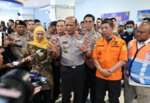 Kapolda Jatim Pastikan Operasi SAR KMP Mutiara Sentosa 2 Tak Berhenti, Penyelidikan Penyebab Tragedi Terus Didalami Kapolda Jatim meninjau penanganan korban KMP Mutiara Sentosa 2 di Pelabuhan Tanjung Perak Surabaya