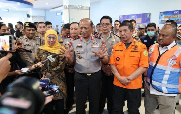 Kapolda Jatim bersama gubernur Khofifah Kapolda Jatim meninjau penanganan korban KMP Mutiara Sentosa 2 di Pelabuhan Tanjung Perak Surabaya