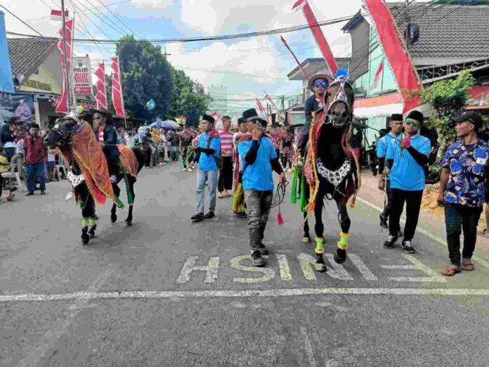 Karnaval Ketawang Larangan Sumenep Karnaval HUT RI ke-81 Desa Ketawang Larangan Sumenep menampilkan anak menunggang kuda