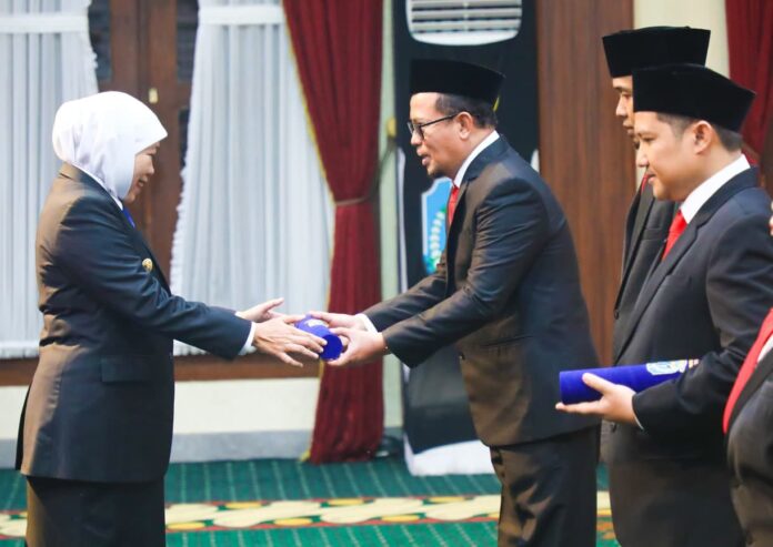 Gubernur Jawa Timur Khofifah Indar Parawansa saat pelantikan pimpinan BAZNAS Jatim periode 2026-2031 di Gedung Negara Grahadi Surabaya