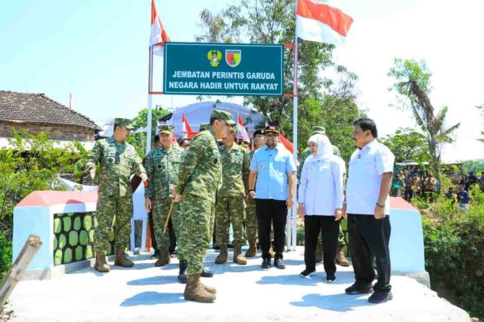Khofifah-jembatan-garuda-nganjuk Jembatan Perintis Garuda Hubungkan 40 Desa di Nganjuk
