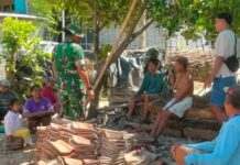 Babinsa Koramil Larangan Pamekasan Ajak Warga Desa Trasak Waspadai Cuaca Ekstrem