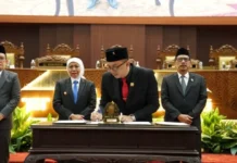 DPRD dan Pemprov Jatim Sepakati Perubahan KUA-PPAS APBD 2026, Prioritaskan Belanja Wajib dan Program Strategis Wakil Ketua DPRD Jatim menandatangani Nota Kesepakatan Perubahan KUA PPAS APBD Jawa Timur 2026
