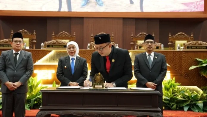 Pemprov Jatim dan DPRD Sahkan Nota Kesepakatan KUA-PPAS Wakil Ketua DPRD Jatim menandatangani Nota Kesepakatan Perubahan KUA PPAS APBD Jawa Timur 2026
