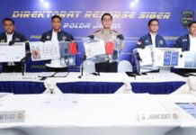 Polda Jatim Bongkar Sindikat Penipuan Emas Rp3,7 Miliar Konferensi pers Ditresiber Polda Jatim mengungkap sindikat penipuan emas murah yang dikendalikan dari Nusakambangan.