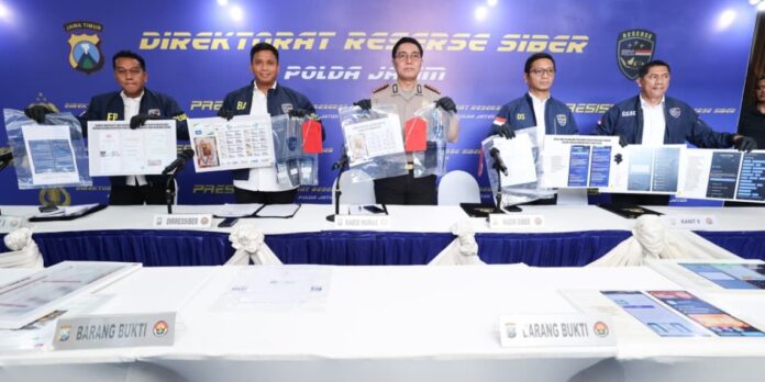 Polda Jatim Bongkar Sindikat Penipuan Online Emas Murah Konferensi pers Ditresiber Polda Jatim mengungkap sindikat penipuan emas murah yang dikendalikan dari Nusakambangan.