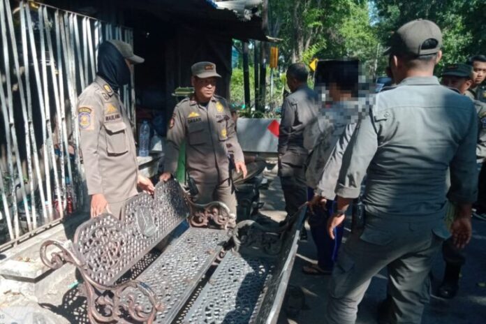 Satpol-PP-Amankan-Kursi-Besi-Berlogo-Pemkot Kursi besi berlogo Pemkot Surabaya yang diduga dicuri diamankan Satpol PP Surabaya
