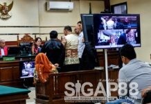 Sidang Tipikor BSPS Sumenep: Ipong Muchlissoni Ungkap Percakapan dengan Ari Bilowo Suasana sidang Tipikor perkara BSPS Sumenep di Pengadilan Negeri Surabaya