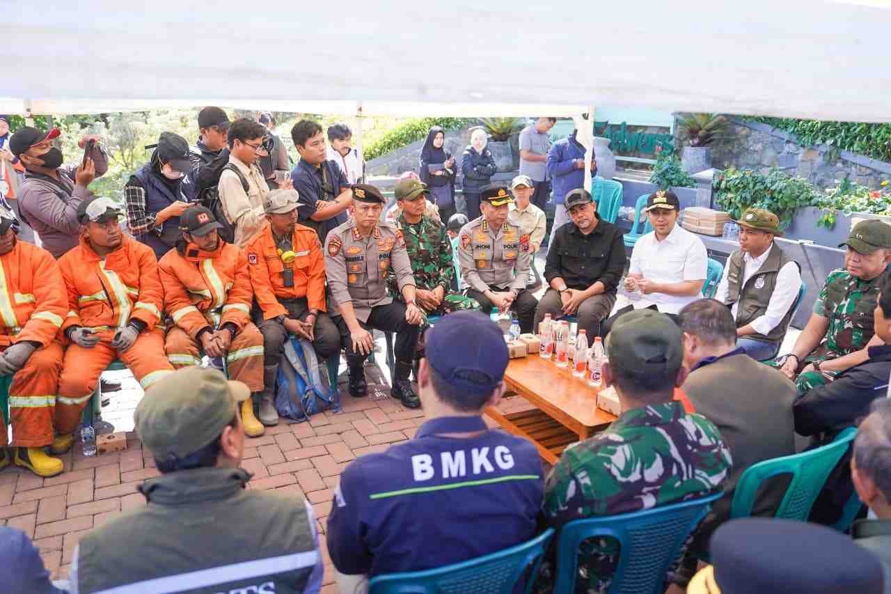 Kebakaran Bromo Meluas, Tiga Helikopter Dikerahkan Untuk Water Bombing 1 Tim Gabungan Penanganan Kebakaran Gunung Bromo