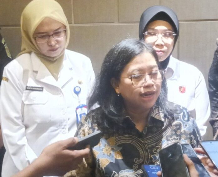 Wakil Ketua LPSK Susilaningtias Saat Doorstop di Surabaya Wakil Ketua LPSK Susilaningtias saat doorstop dengan wartawan di Surabaya