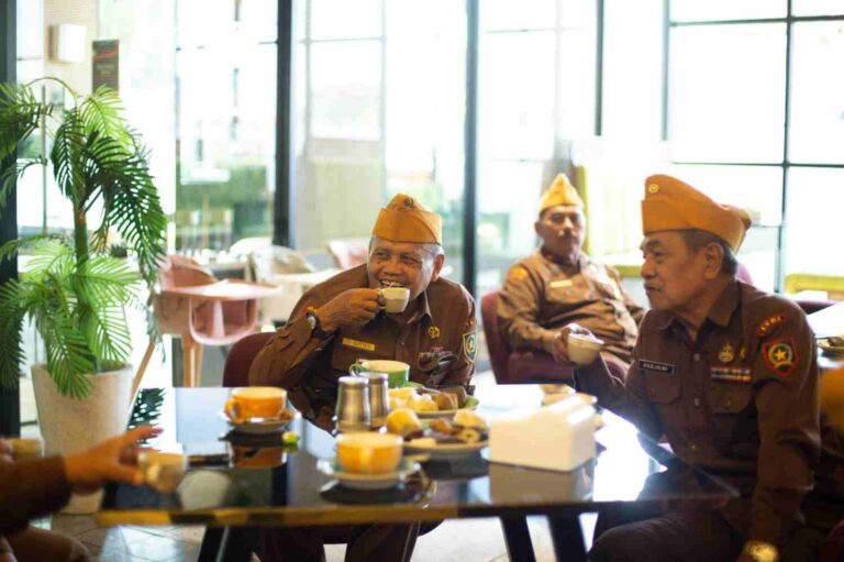 Wedang Jawi Jadi Jembatan Cerita, Excotel Surabaya Gandeng Veteran Rayakan Kemerdekaan