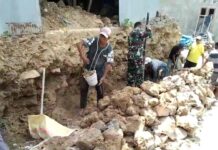 Babinsa Koramil Pasean Bantu Warga Perbaiki Pondasi Rumah Lewat Gotong Royong
