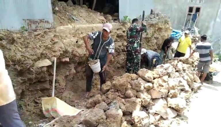 Babinsa Koramil Pasean Bantu Warga Perbaiki Pondasi Rumah Lewat Gotong Royong