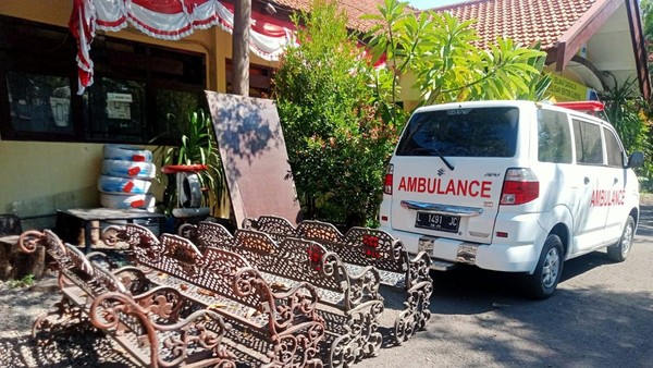 Kursi Taman Pemkot Surabaya Diduga Dicuri, Diangkut Ambulans Hingga Masuk Pengepul 2 Barang Bukti Kursi Besi Milik Pemkot Surabaya Yang Dicuri Malaing 1786084121611 169