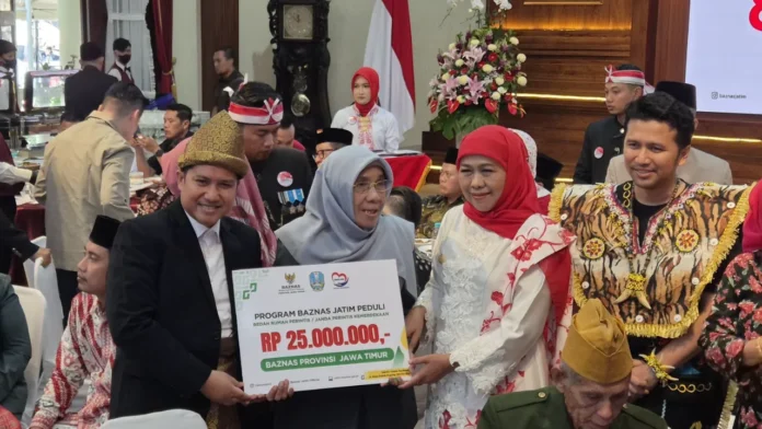 BAZNAS Jatim menyerahkan bantuan bedah 81 rumah saat HUT ke-81 RI