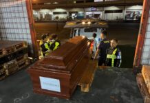 DVI Polda Jatim Serahkan Dua Jenazah Korban KMP Mutiara Sentosa 2 kepada Keluarga, Empat Korban Telah Dipulangkan