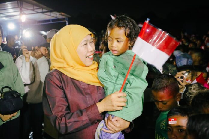 Gubernur Jatim Khofifah bersama anak korban gempa Flores