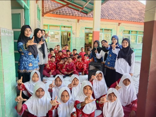 guru dan siswa SDN Sapeken 2
