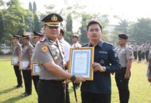 Kapolres Jombang Tegaskan Zero Miras, Penyitaan 37 Ribu Botol Diklaim Tekan Kriminalitas Kapolres Jombang menyerahkan penghargaan kepada personel berprestasi sambil menegaskan komitmen Zero Miras.