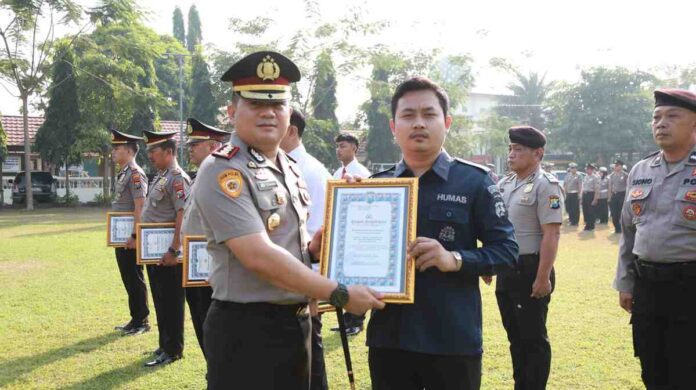 Kapolres Jombang menyerahkan penghargaan kepada personel berprestasi sambil menegaskan komitmen Zero Miras.