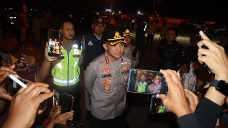 Kapolresta Sumenep Kawal Penerimaan Korban Evakuasi Kebakaran Kmp Mutiara Sentosa 2 Di Pelabuhan Kalianget