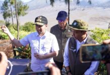 Kebakaran Bromo Meluas, Tiga Helikopter Dikerahkan untuk Water Bombing Emil Dardak dan Raja Juli Antoni meninjau kebakaran Gunung Bromo