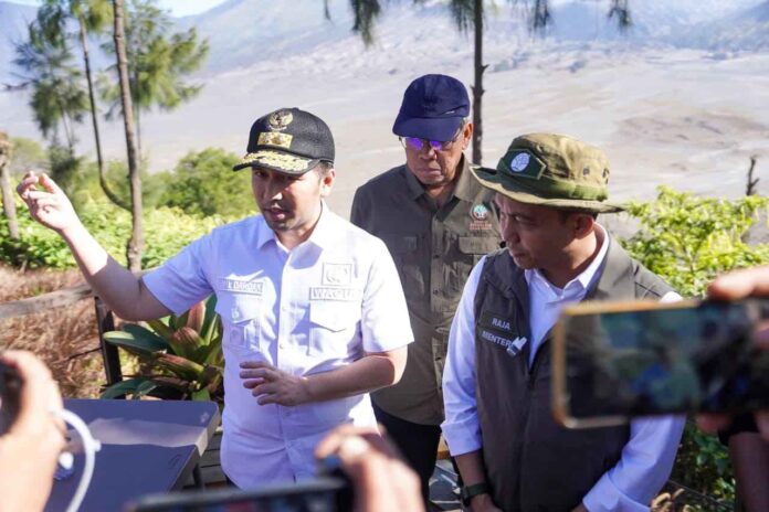 kebakaran-gunung-bromo-water-bombing-emil-dardak-raja-juli Emil Dardak dan Raja Juli Antoni meninjau kebakaran Gunung Bromo