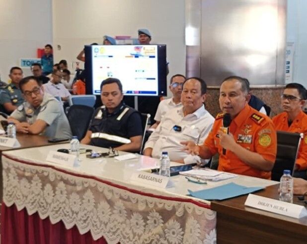 kepala Basarnas RI saat di pelabuhan Tanjung perak Surabaya Marsekal Madya TNI Mohammad Syafii Kepala Basarnas RI bersama Suntana Wakil Menteri Perhubungan (Wamenhub) RI dalam konferensi pers di Terminal Gapura Surya Nusantara (GSN) Pelabuhan Tanjung Perak Surabaya
