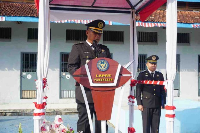 kepala KPLP lapas kelas IIA Pamekasan 523 warga binaan Lapas Kelas IIA Pamekasan menerima remisi HUT ke-81 Kemerdekaan RI