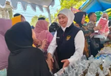 Khofifah Tinjau Pasar Murah di Kota Pasuruan, Transaksi Tembus Rp93,6 Juta khofifah gubernur jatim pasar murah pasuruan